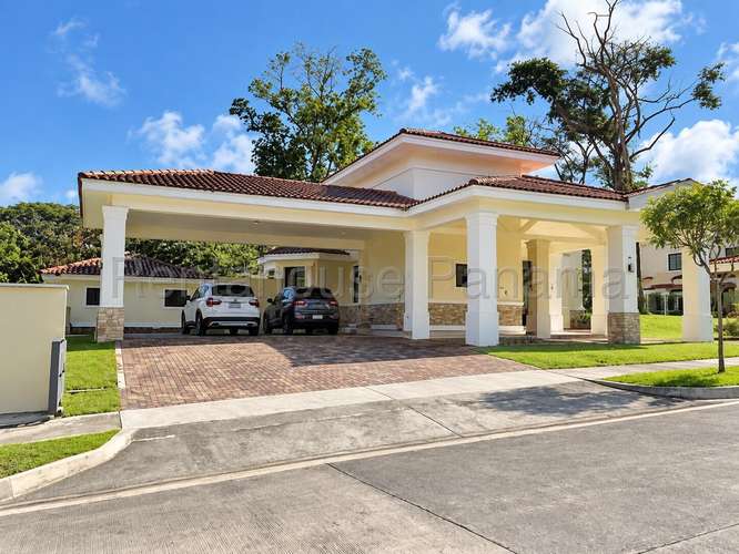 Casa en Venta en Clayton. 27-916.