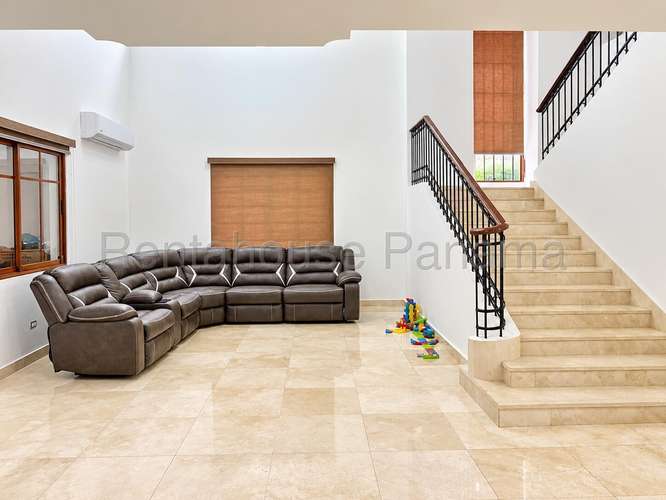 Casa en Venta en Clayton. 27-916.