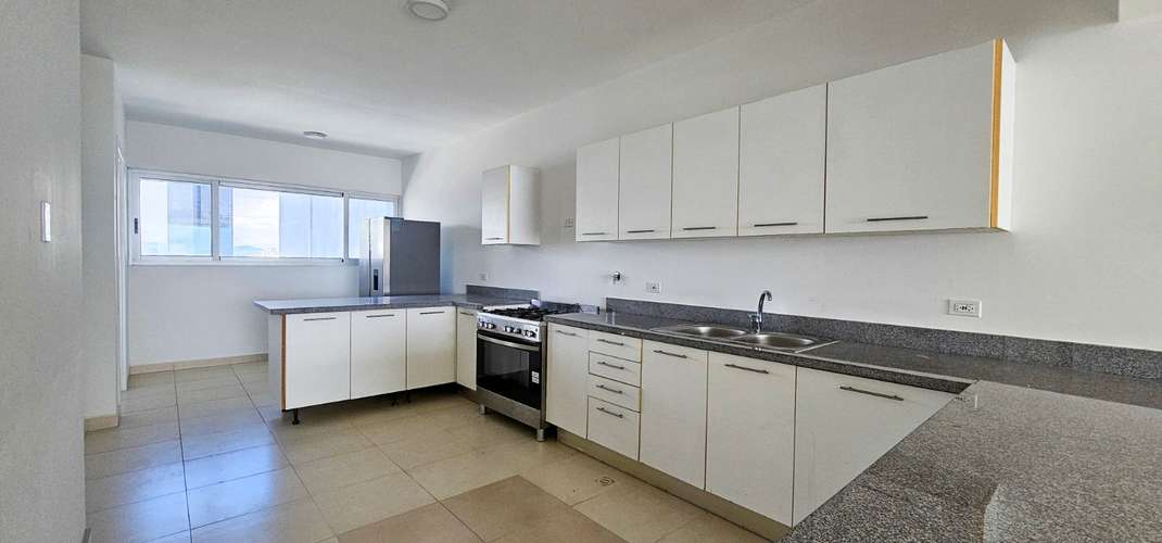 ALQUILER DE APARTAMENTO EN LA AVENIDA BALBOA FRENTE AL MAR