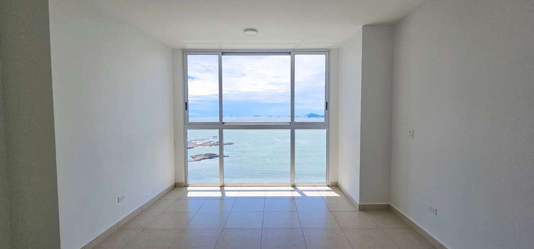 ALQUILER DE APARTAMENTO EN LA AVENIDA BALBOA FRENTE AL MAR