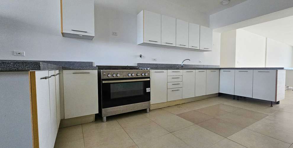 ALQUILER DE APARTAMENTO EN LA AVENIDA BALBOA FRENTE AL MAR