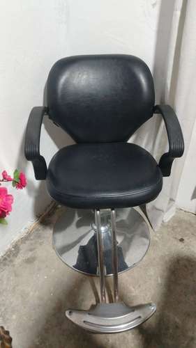 EN VENTA: silla para salón de belleza con poco uso 