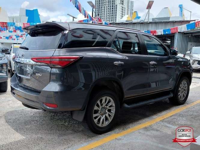 Toyota Fortuner SRV 2022 Automática 0000 - Imagen 4