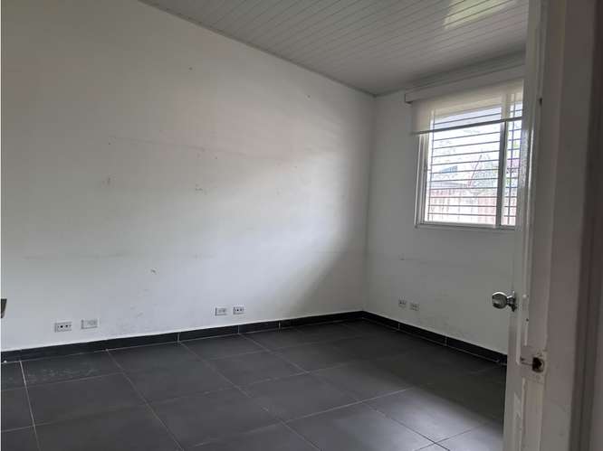 CASA EN ALQUILER EN VÍA PORRAS | PARA VIVIENDA  U OFICINAS-MZ - Imagen 11