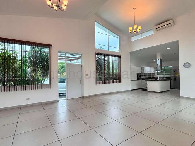 230m2 House for rent in Brisas Del Golf Golf Club 27-2952SRZ