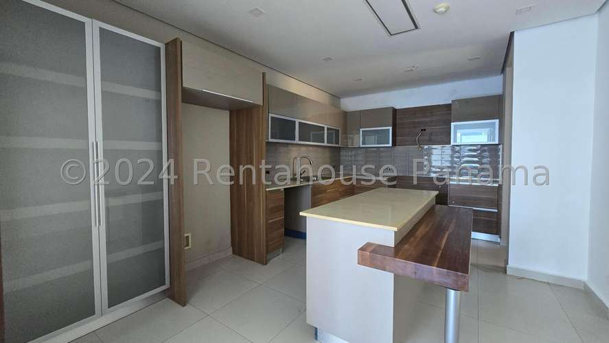 Vendo Apartamento de 195m2 en Marbella 27-3031SRZ