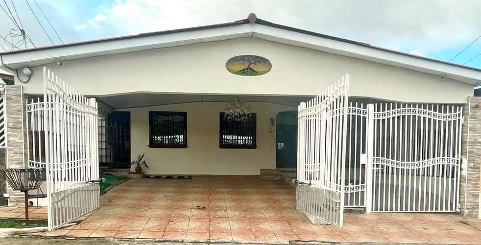 En venta casa de 4 recámaras con terraza y 3 estacionamientos en Brisas del Golf