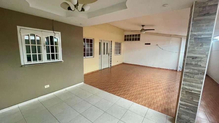 En venta casa de 4 recámaras con terraza y 3 estacionamientos en Brisas del Golf - Imagen 2