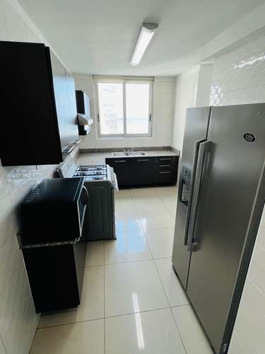 Alquilo apartamento en Bella Vista, 3 recamaras, amoblado, a pasos de Ave. Balboa, área social completa. - Imagen 6