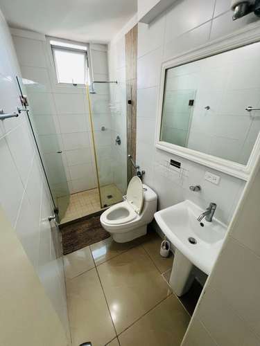 Alquilo apartamento en Bella Vista, 3 recamaras, amoblado, a pasos de Ave. Balboa, área social completa. - Imagen 13