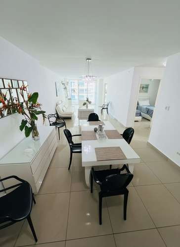 Alquilo apartamento en Bella Vista, 3 recamaras, amoblado, a pasos de Ave. Balboa, área social completa. - Imagen 1