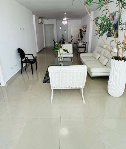 Alquilo apartamento en Bella Vista, 3 recamaras, amoblado, a pasos de Ave. Balboa, área social completa. - Imagen 3