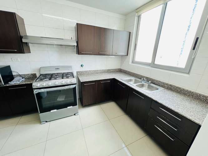 Alquilo apartamento en Bella Vista, 3 recamaras, amoblado, a pasos de Ave. Balboa, área social completa. - Imagen 5