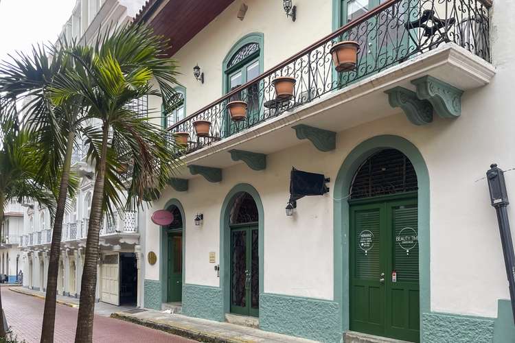El Pasado del Casco Viejo se Encuentra con la Elegancia Presente - Imagen 13