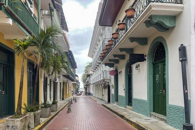 El Pasado del Casco Viejo se Encuentra con la Elegancia Presente - Imagen 14