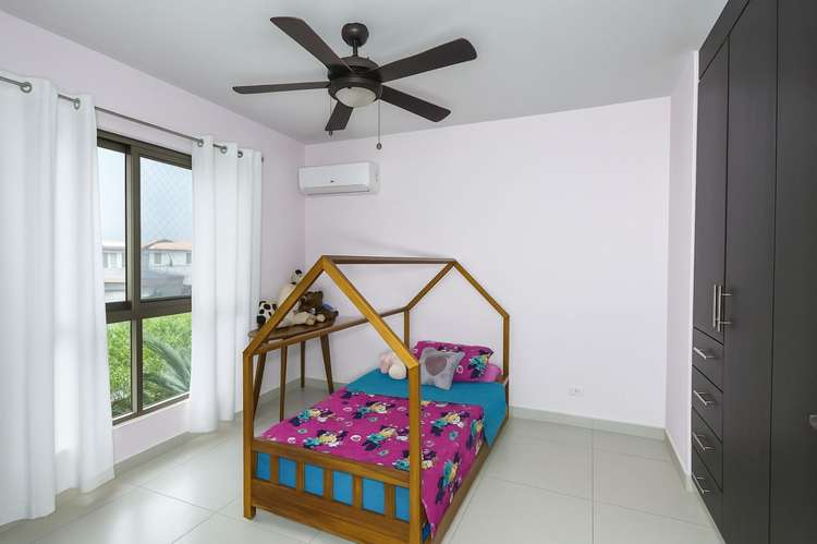 Casa adosada energéticamente eficiente con paneles solares en Woodlands, Panamá Pacífico