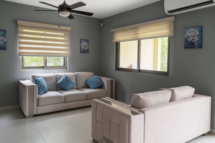 Casa adosada energéticamente eficiente con paneles solares en Woodlands, Panamá Pacífico