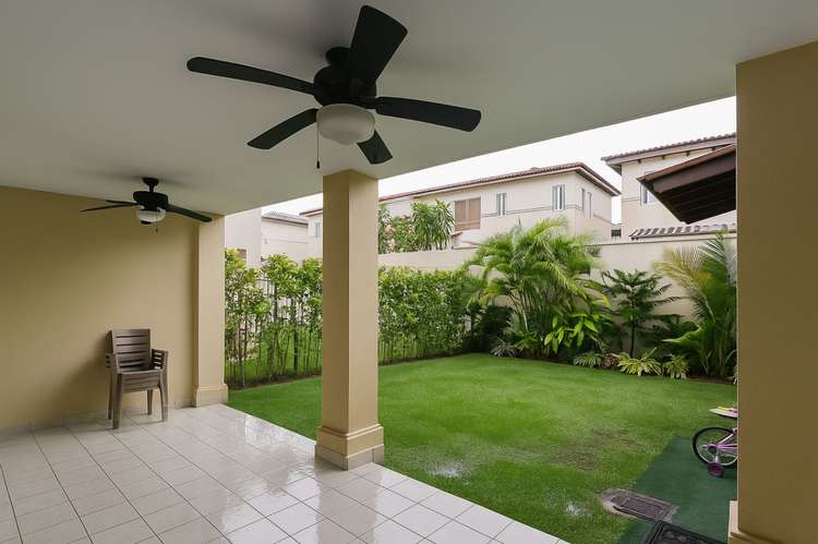 Casa adosada energéticamente eficiente con paneles solares en Woodlands, Panamá Pacífico