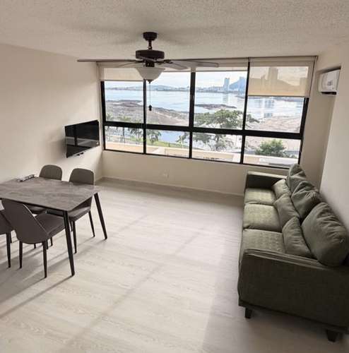 Hermoso Apartamento Remodelado en Avenida Balboa!