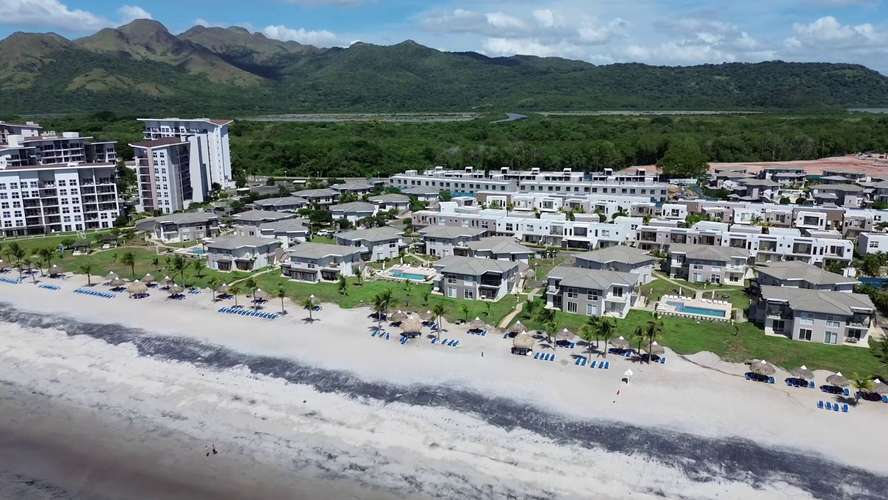 Dúplex de Dos Niveles con Vista al Mar a Pasos de la Playa en Playa Caracol - Imagen 2