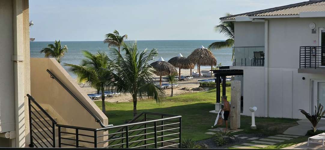 Dúplex de Dos Niveles con Vista al Mar a Pasos de la Playa en Playa Caracol - Imagen 8