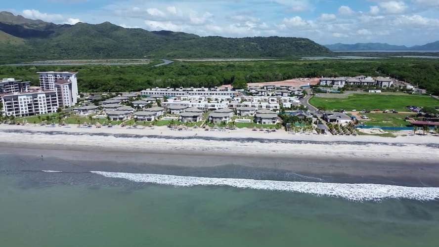 Dúplex de Dos Niveles con Vista al Mar a Pasos de la Playa en Playa Caracol