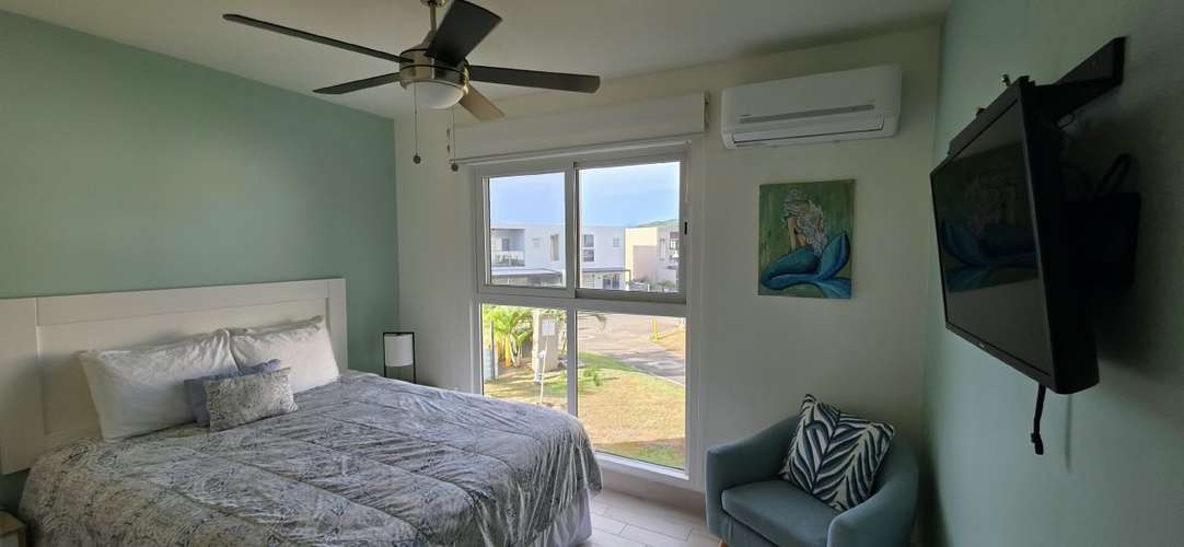 Dúplex de Dos Niveles con Vista al Mar a Pasos de la Playa en Playa Caracol - Imagen 7