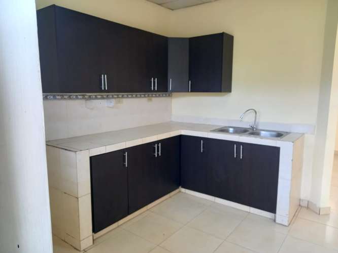 Se alquila casa grande sin muebles cercada San Pablo 350.00 - Imagen 3