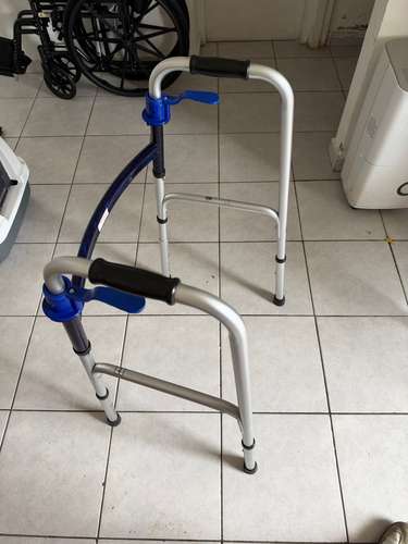 Andadera plegable de altura ajustable