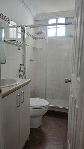 SE ALQUILA APARTAMENTO MUY BIEN UBICADO CERCA DE TODO - Imagen 4