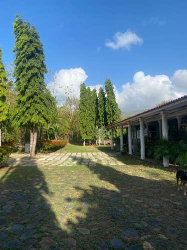 2 Hectáreas de Terreno con Residencia Estilo Villa, Ideal para Inversión Recreacional