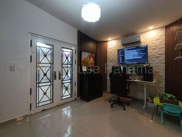 Venta de casa amoblada en Brisas del Golf IH27-3050
