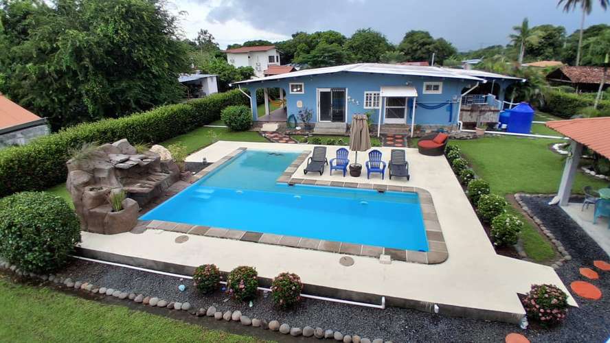 Casa estilo panameño remodelada con piscina, 4 recámaras y amplio jardín en Chame por $359,000