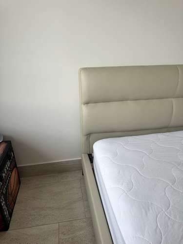 Cama Queen moderna en cuerina con colchón Beautyrest Classic - Imagen 3