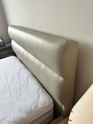 Cama Queen moderna en cuerina con colchón Beautyrest Classic - Imagen 4
