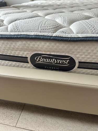 Cama Queen moderna en cuerina con colchón Beautyrest Classic - Imagen 2