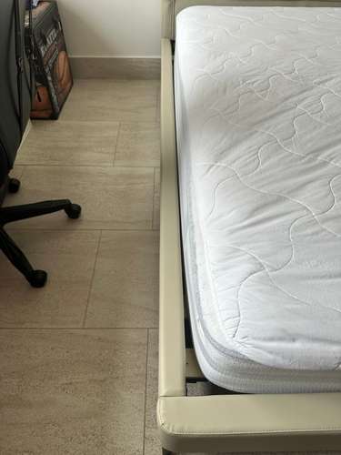 Cama Queen moderna en cuerina con colchón Beautyrest Classic - Imagen 5