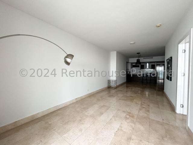 Se alquila apartamento amoblado en Avenida Balboa GCEA26-90
