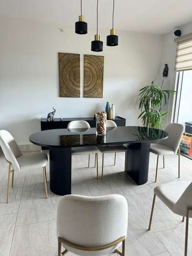 Juego de comedor: mesa de madera con tope de vidrio, 6 sillas y bufetero