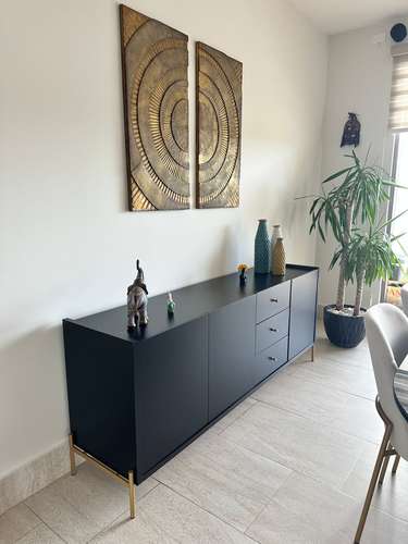 Juego de comedor: mesa de madera con tope de vidrio, 6 sillas y bufetero