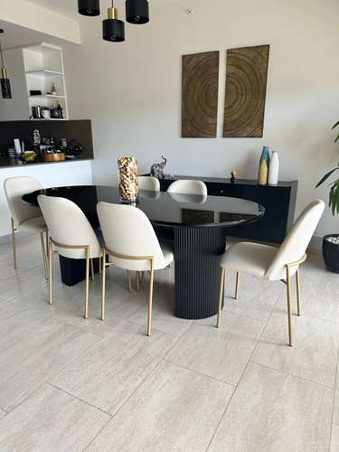 Juego de comedor: mesa de madera con tope de vidrio, 6 sillas y bufetero