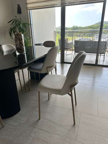 Juego de comedor: mesa de madera con tope de vidrio, 6 sillas y bufetero