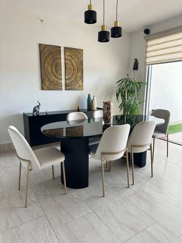 Juego de comedor: mesa de madera con tope de vidrio, 6 sillas y bufetero