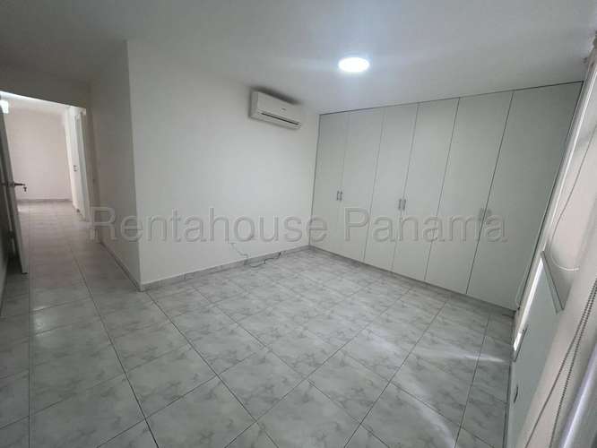 Venta de Apartamento Remodelado en PH Perla del Pacífico, Paitilla 27-2987GG