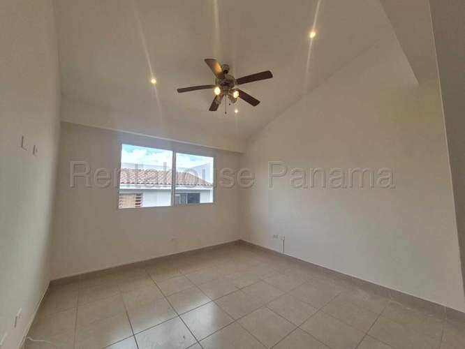 27789. Se vende casa esquinera, 200m, 3 recámaras, 3.5 baños, CBE, jardín