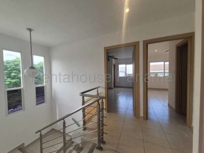 27789. Se vende casa esquinera, 200m, 3 recámaras, 3.5 baños, CBE, jardín