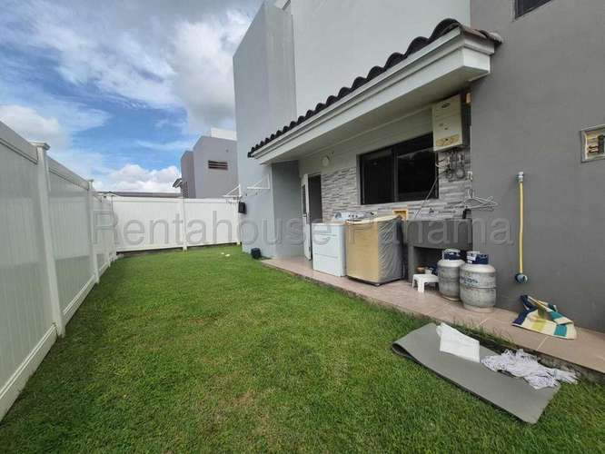 27789. Se vende casa esquinera, 200m, 3 recámaras, 3.5 baños, CBE, jardín