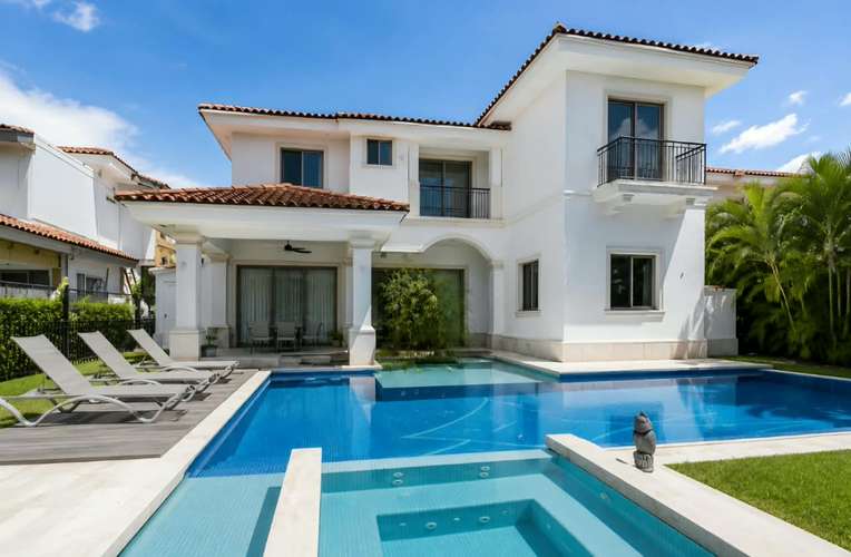 Lujosa residencia de 4 habitaciones en Santa María: 650 m² de confort y exclusividad, amueblada con piscina - Imagen 2