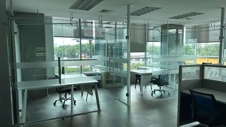 Oficina amoblada en alquiler en Costa del Este con seguridad 24 horas y estacionamiento. VL