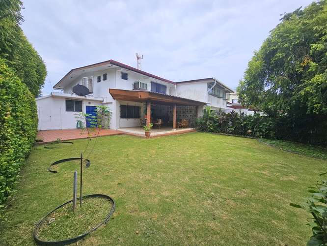 Venta de Casa en Esquina con Enorme Patio en Altos de La Loma - Pueblo Nuevo. Precio Negociable